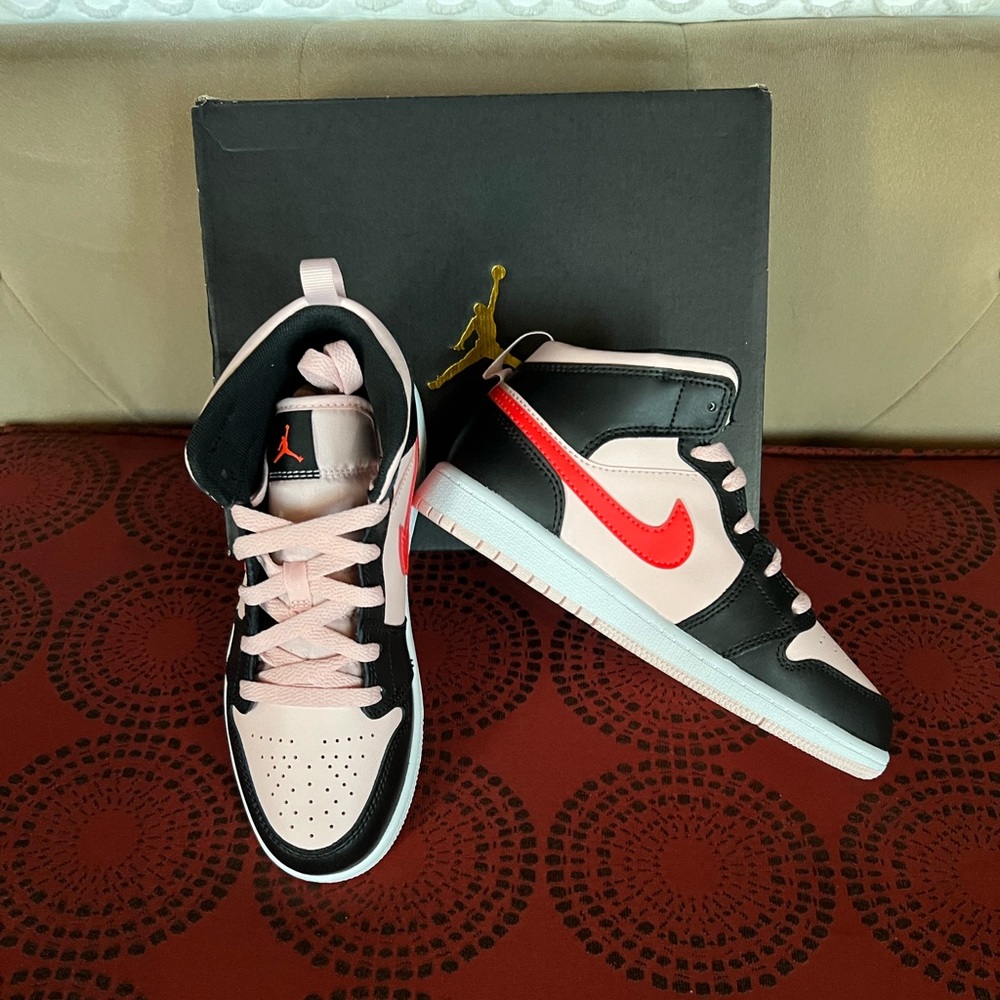 Girl’s Jordan 1 SE 3Y